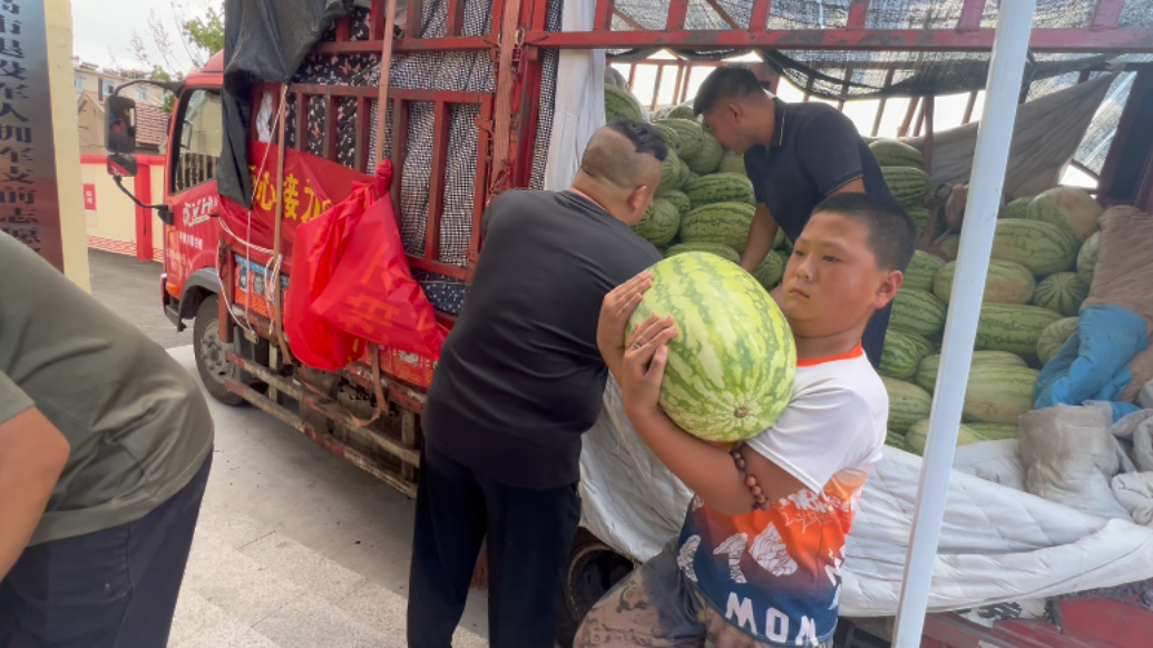 果然视频丨8万斤“救命”瓜急售！这支救援队两天卖掉2.4万斤