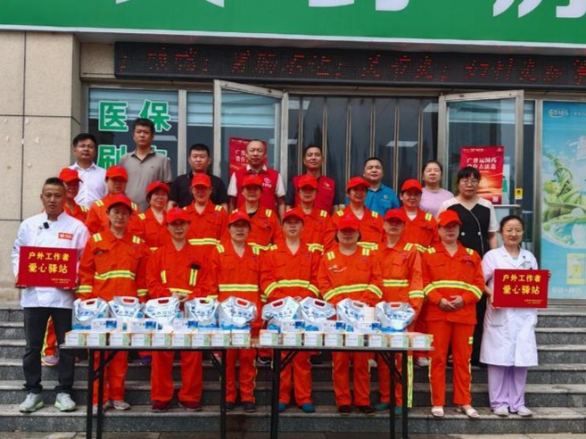东营户外工作者爱心驿站免费提供凉面、绿豆汤、防暑用品