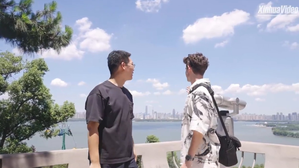 Exploring beauty of Wuhan's lakes with British photographer