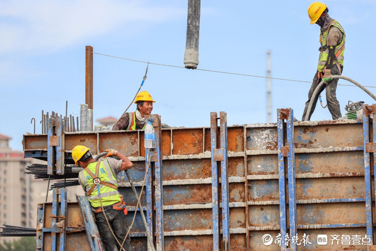 图集｜烟台：烈日下的快速路施工现场