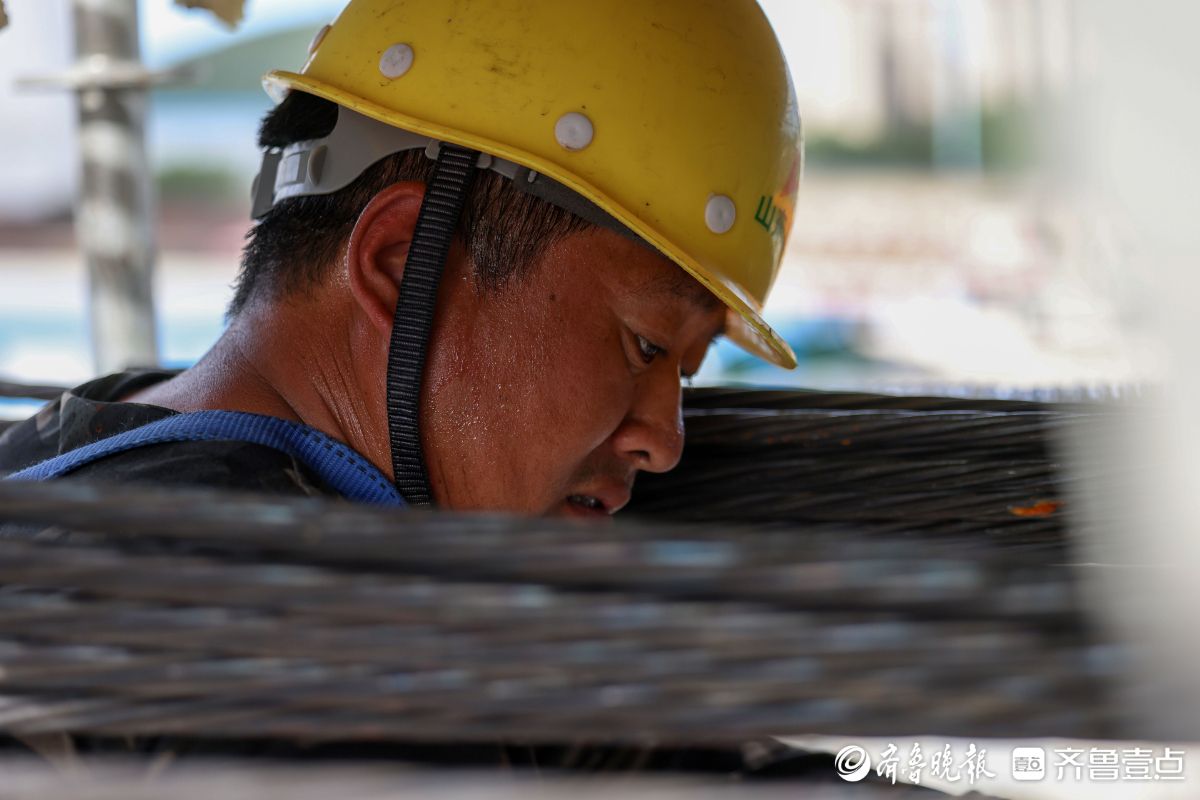 图集｜烟台：烈日下的快速路施工现场