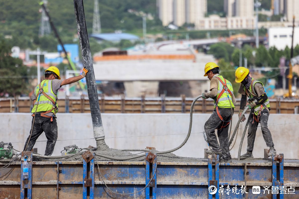 图集｜烟台：烈日下的快速路施工现场