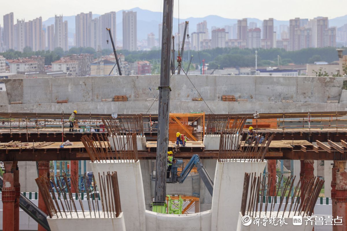 图集｜烟台：烈日下的快速路施工现场