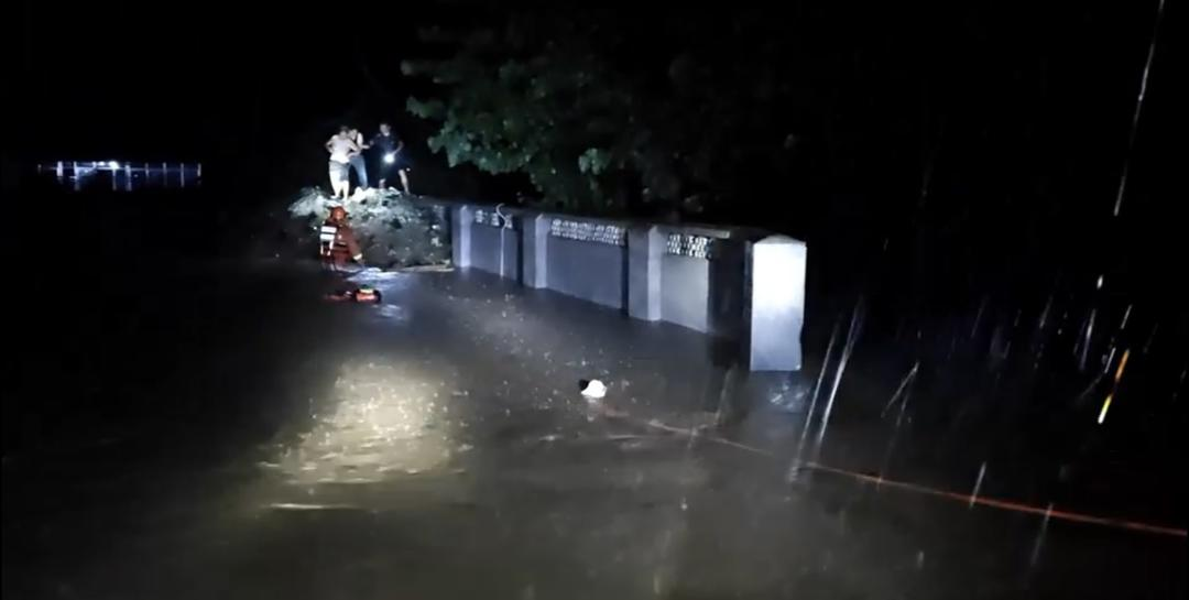 深夜暴雨，三人被困水中！淄博消防紧急救援