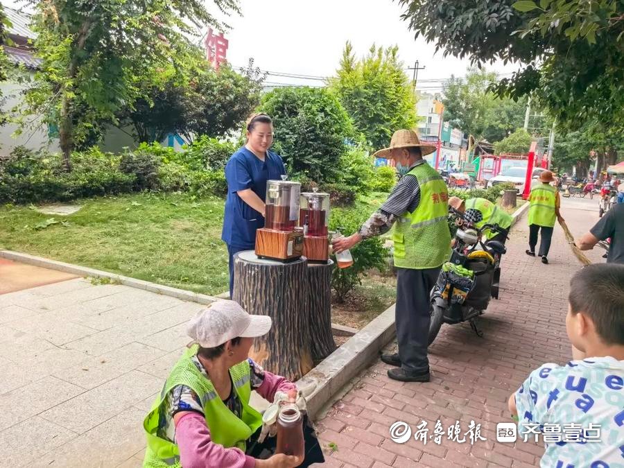 滕州市康复医院邾城院区为环卫工人送上免费解暑酸梅汤