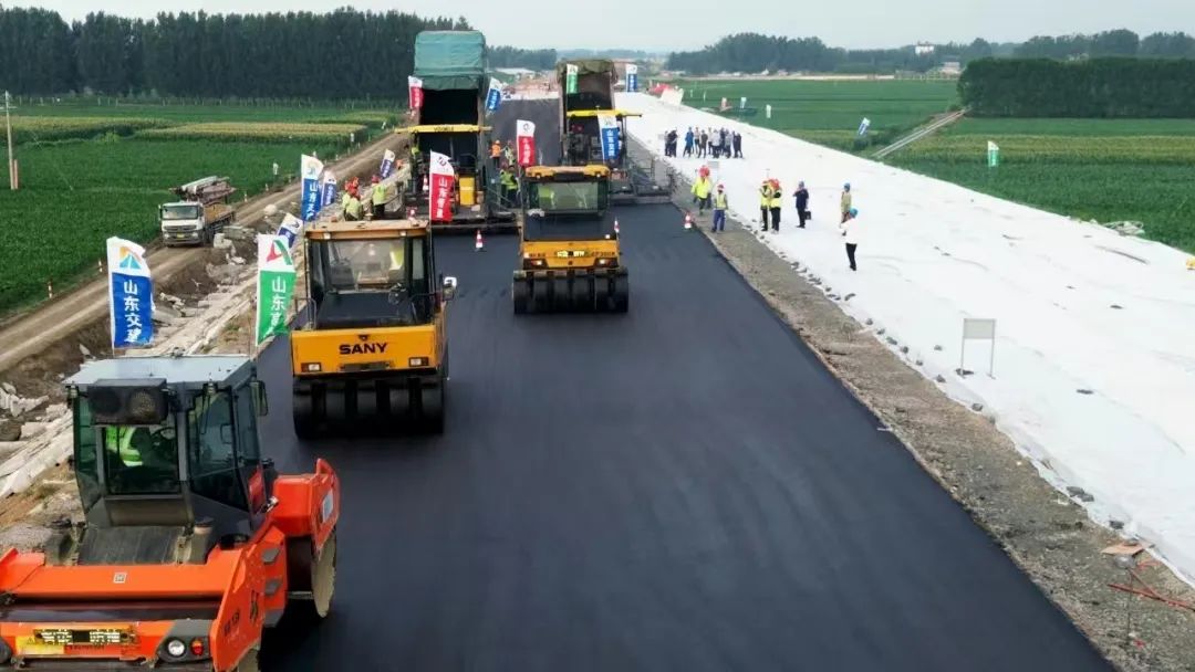 董梁高速日照段全厚式抗疲劳沥青路面试验段圆满完成摊铺