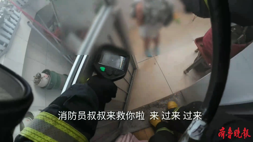 果然视频|一居民楼住户家突然起火，消防员紧急救出两名被困者