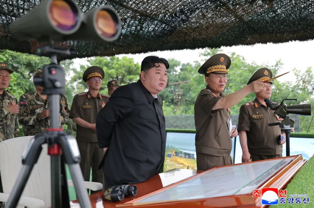 金正恩观摩人民军大联合部队炮兵部队射击训练比赛