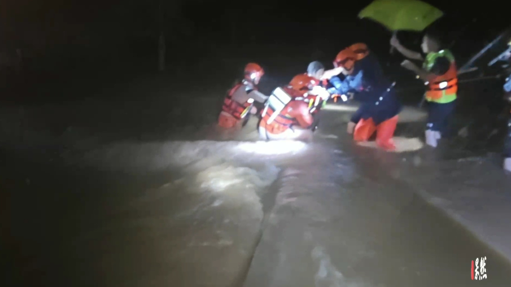 果然视频|三人被困暴雨中，消防员紧急到场施救