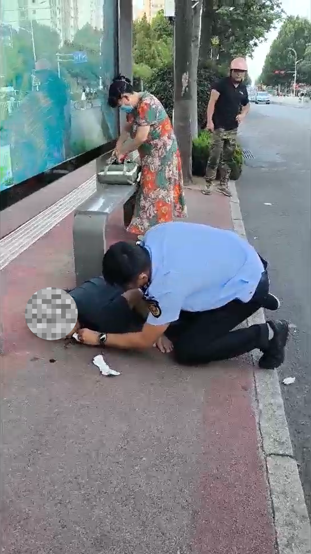 跪地守护昏厥老人，点赞日照这位退役军人“教科书式”施救