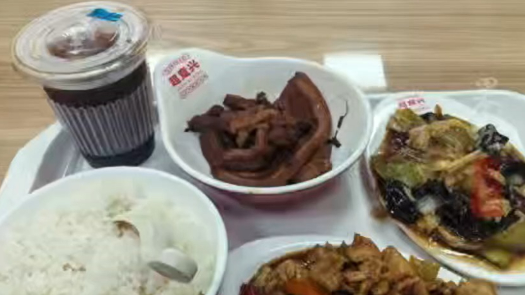 果然财经|一天卖了200多杯，把子肉+咖啡成标配