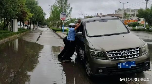 雨天车辆陷困境，阳谷交警暖心伸援手