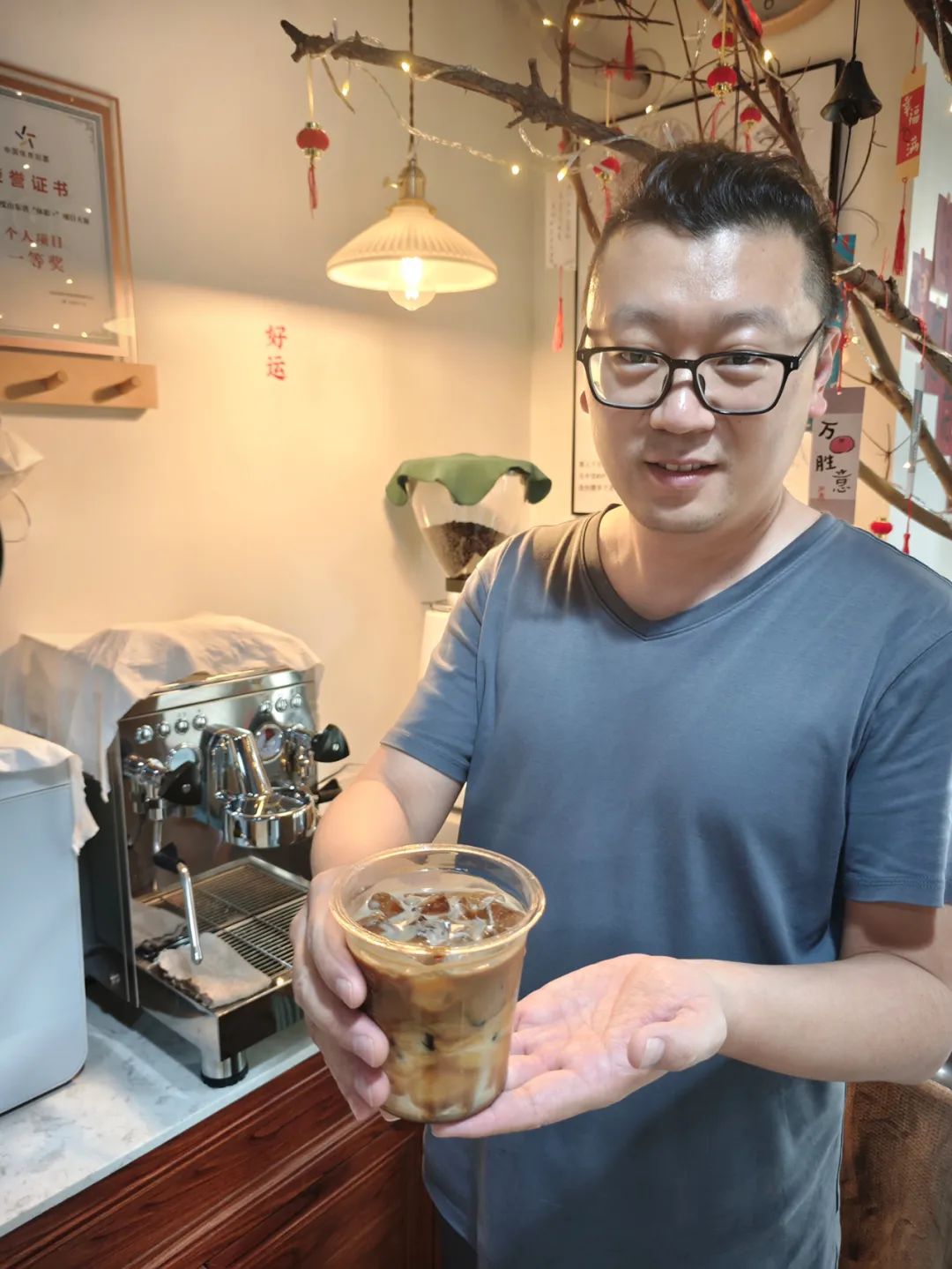 买咖啡送彩票！济南一退伍老兵开的体彩店火了
