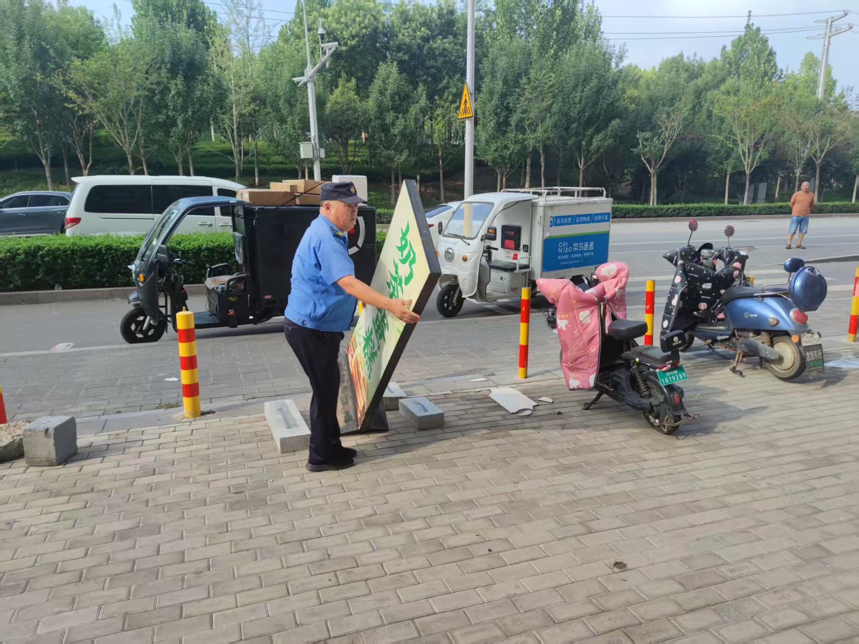 济南市市中区十六里河街道城管委：开展占道广告牌专项整治行动