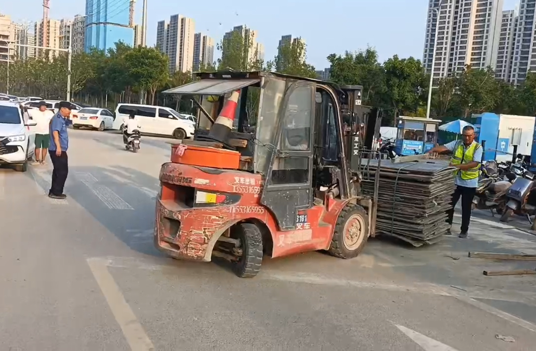 济南市市中区十六里河：清理路面堆物，确保道路交通安全