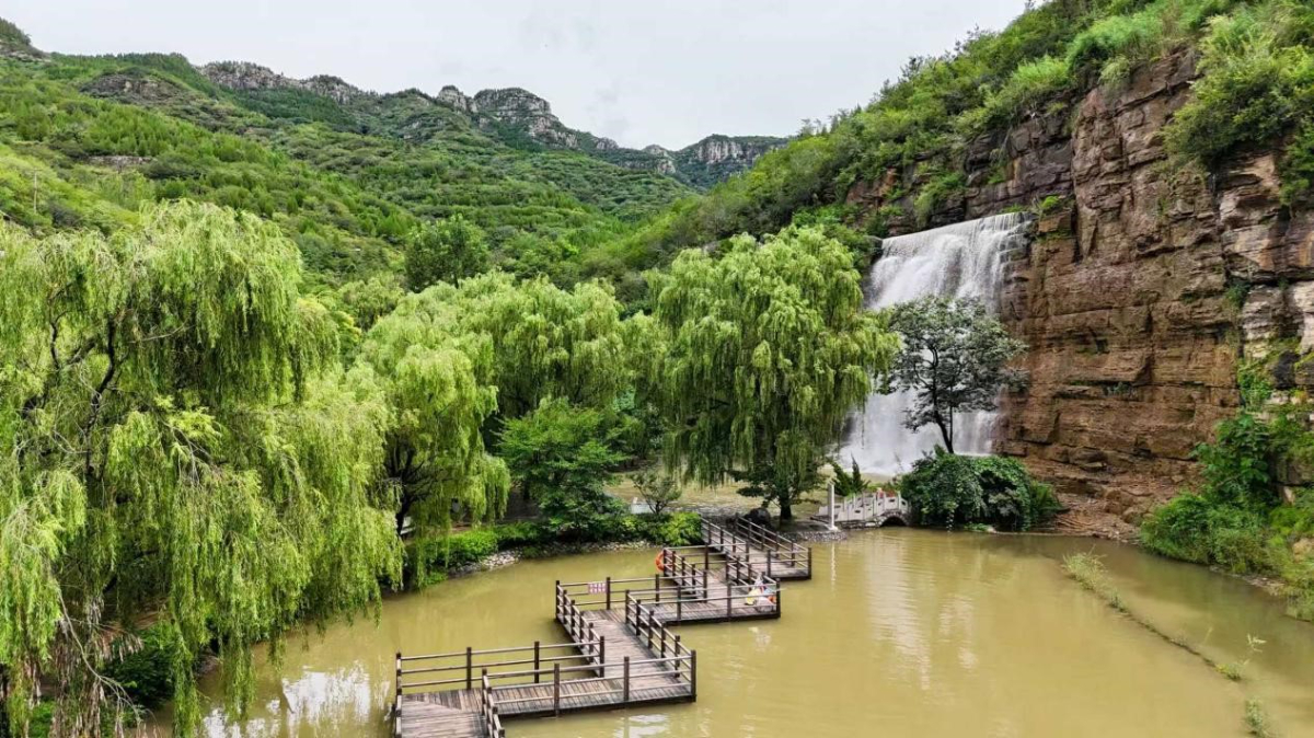 壹点图集｜夏日沁凉就来潭溪山！瀑布奔腾而下，山野化作流动的诗