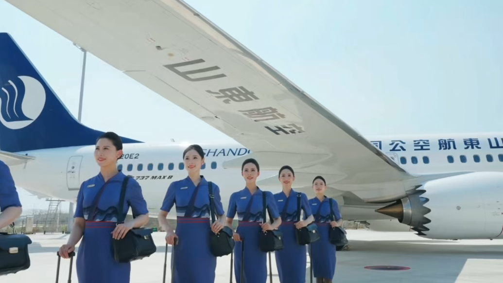 新版山航空乘制服来了！裤裙任选+汉服元素美出圈