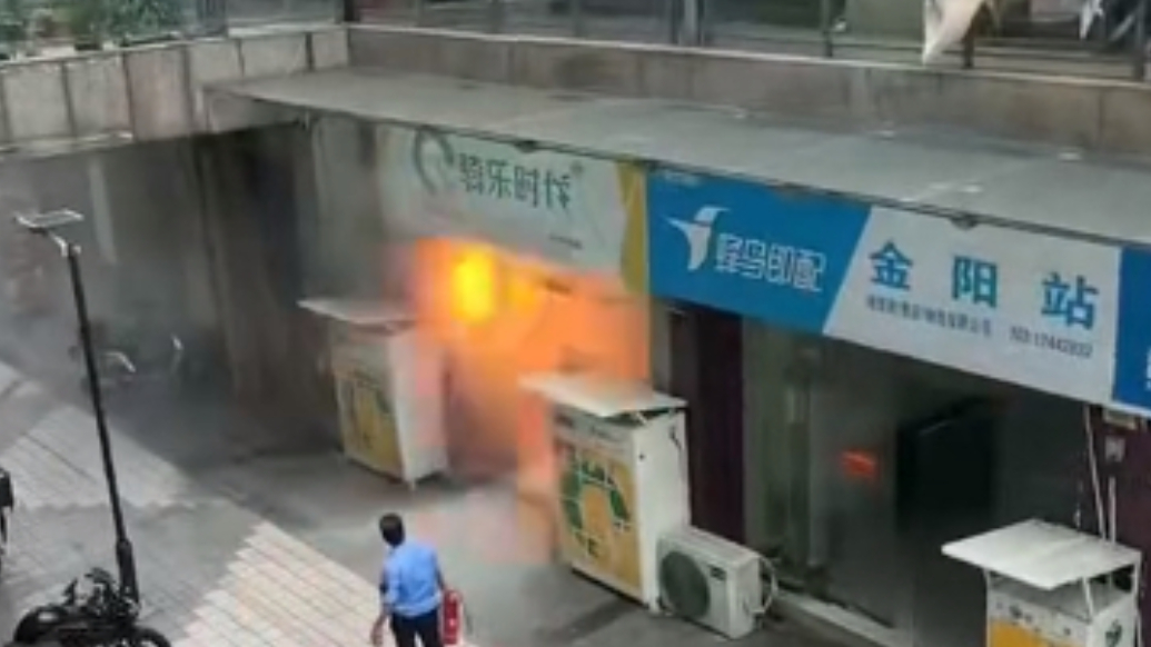 果然视频|噼里啪啦还闪出火光，贵阳一电动车换电站点现惊险一幕