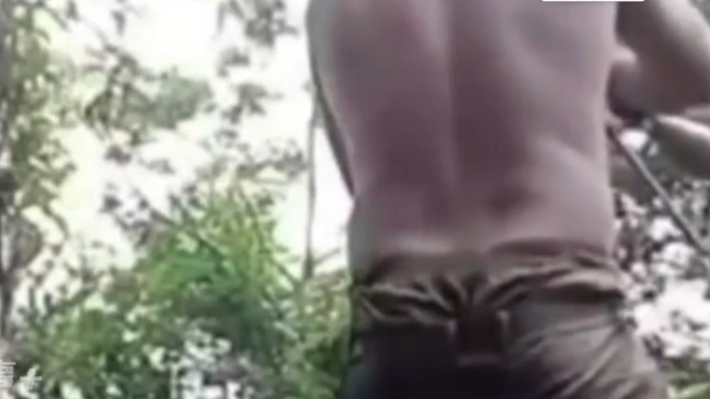 泰柬冲突现场画面曝光！柬埔寨士兵赤身光脚，手持RPG开火