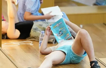 图书馆暑假变“托儿所”？看到背后的托管需求