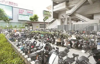 “电驴”拴哪儿？偌大的城市里办法总比困难多