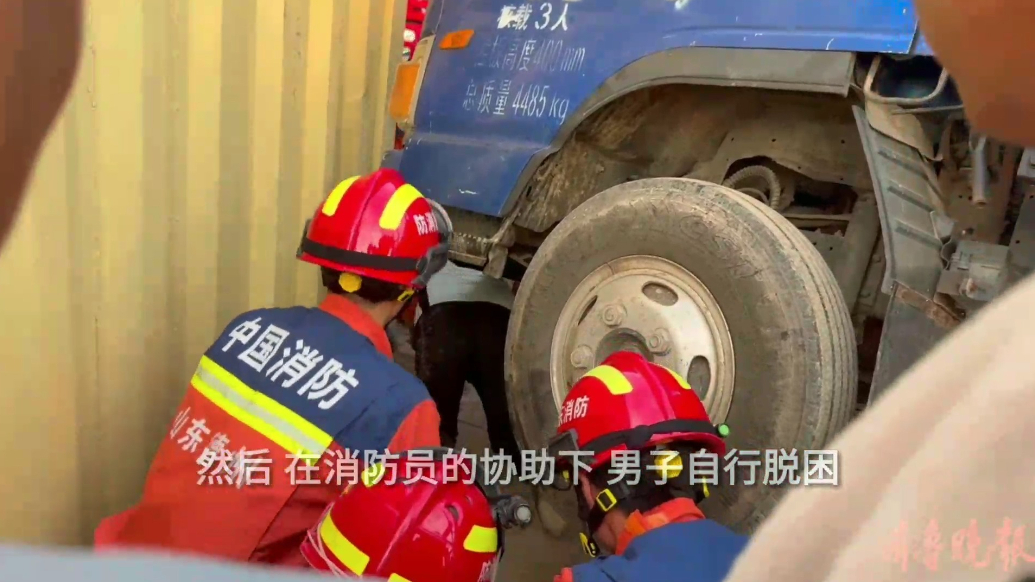 果然视频|货车突然溜车致一人被困，众人“抬”车施救