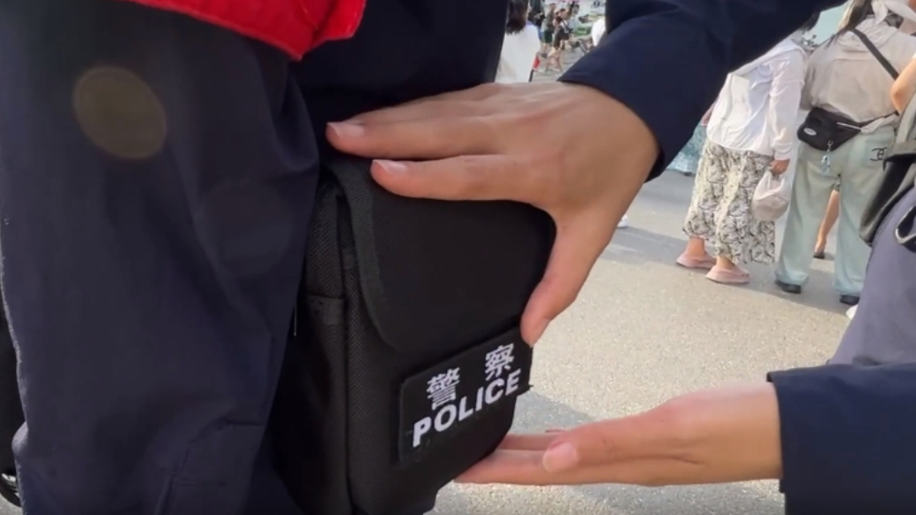随警记丨女警巡逻腰带上挂的是什么？一条视频带你看清楚