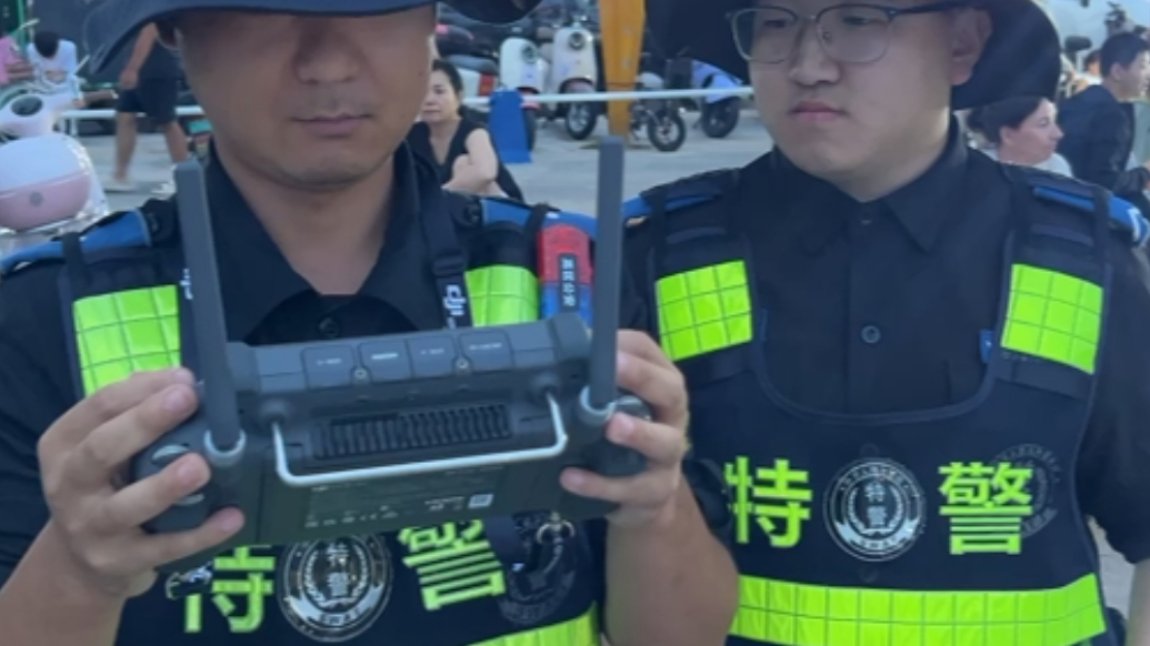 随警记丨只有两人的无人机小组，守护着广阔的威海海滨