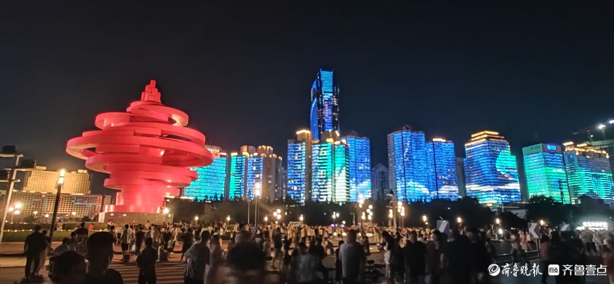 青岛五四广场夜景，绚丽多姿
