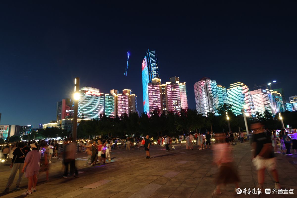 青岛五四广场夜景，绚丽多姿