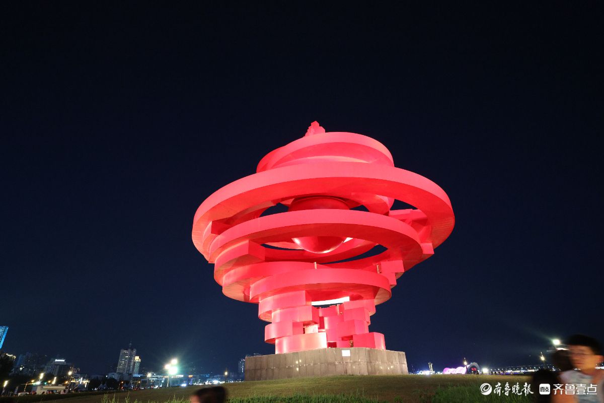 青岛五四广场夜景，绚丽多姿