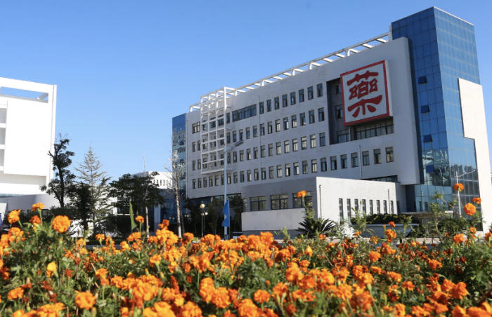 山东中医药高等专科学校是一所省属全日制普通高等专科学校。其前身为始建于1958年的山东省中医药学校,2004年经教育部批准改建为山东中医药高等专科学校。学校坐落于胶东半岛烟台,有两个校区,分别在著名旅游风景区烟台养马岛和素有“梨乡”美誉的莱阳。