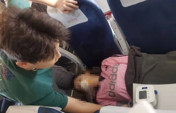 医学生飞机上救人被质疑，见义勇为何须“持证”