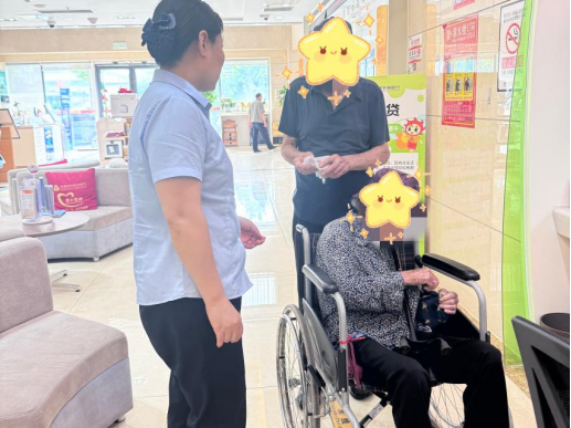 东港农商银行石臼支行：关爱老年人，服务暖人心