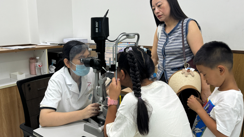 果然视频丨增加户外活动、控制用眼时间，暑期近视防控需注意这些