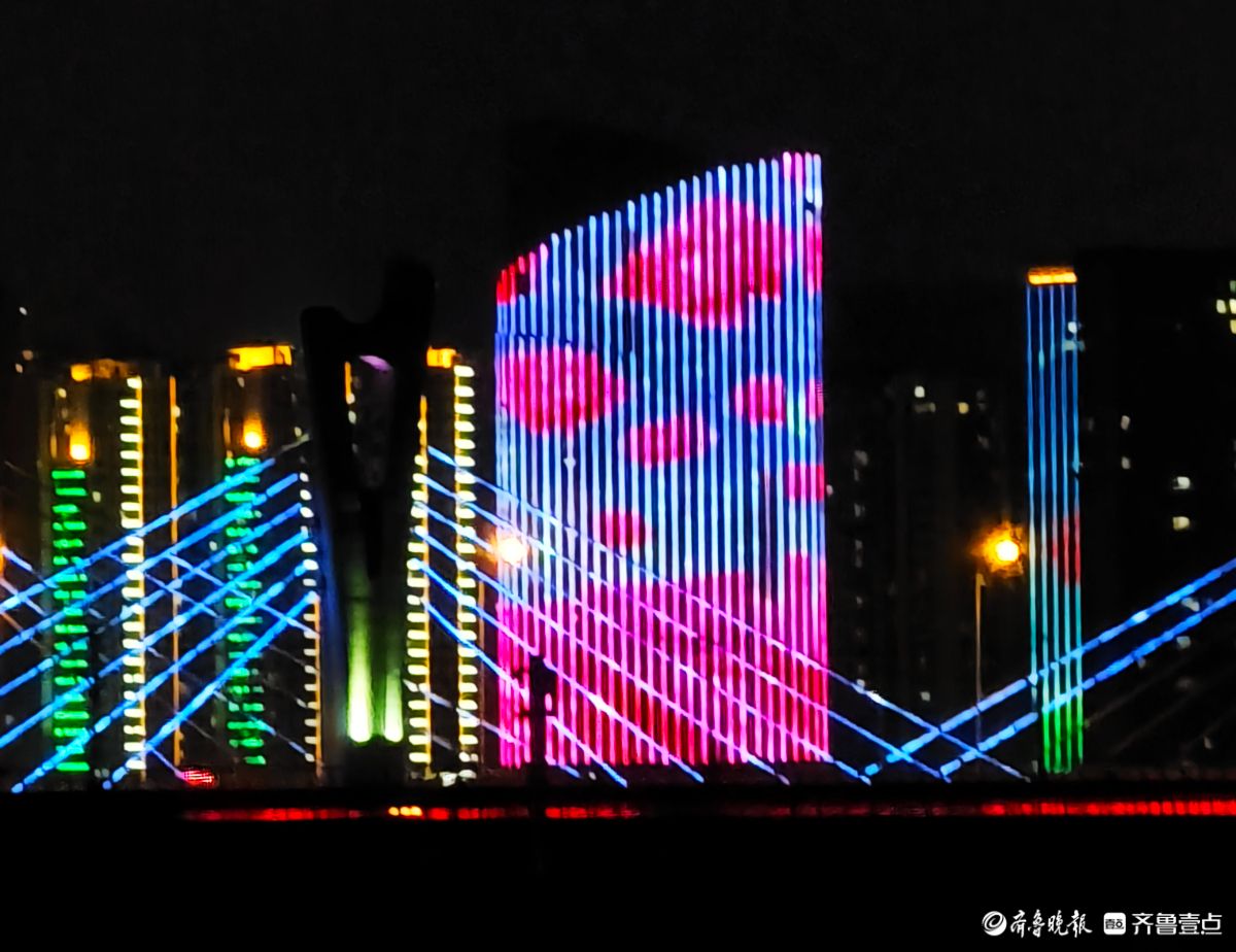 沂河岸边灯光，秀出五彩斑斓的美景