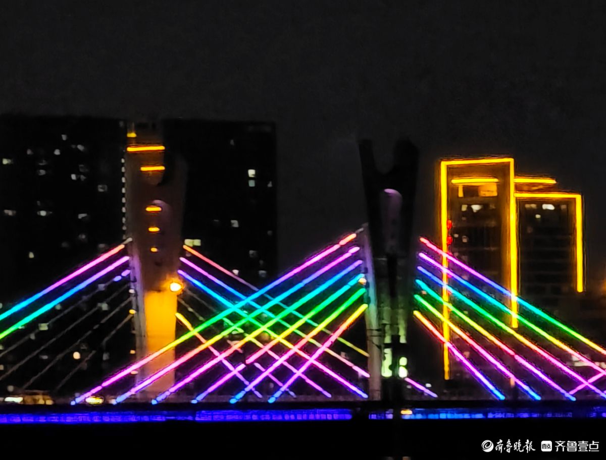 沂河岸边灯光，秀出五彩斑斓的美景