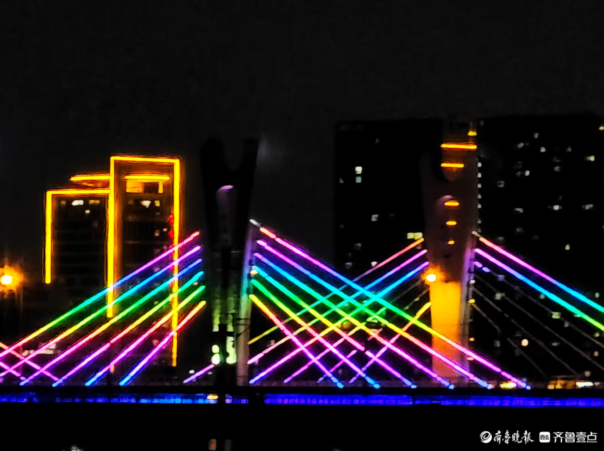 沂河岸边灯光，秀出五彩斑斓的美景