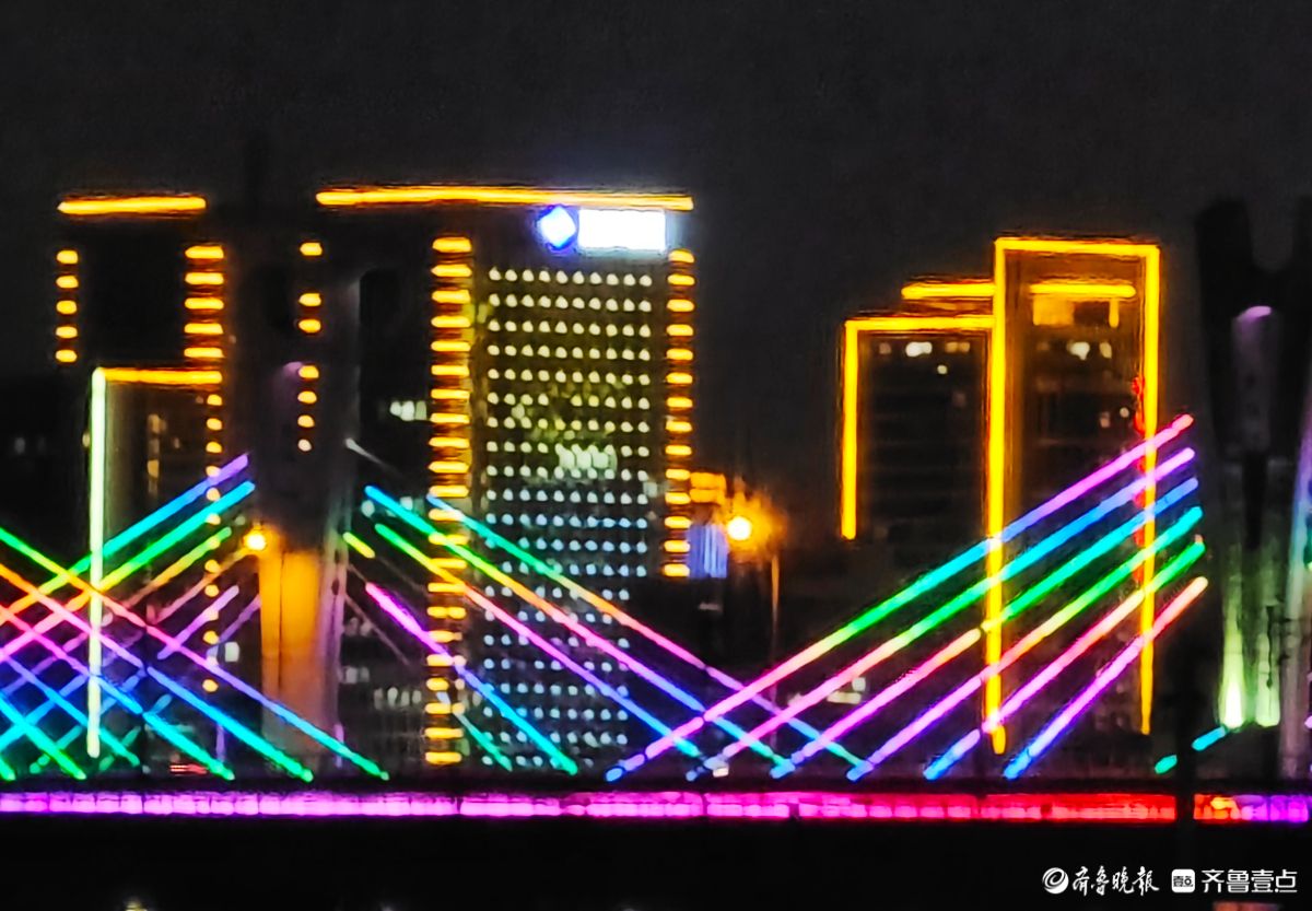 沂河岸边灯光，秀出五彩斑斓的美景