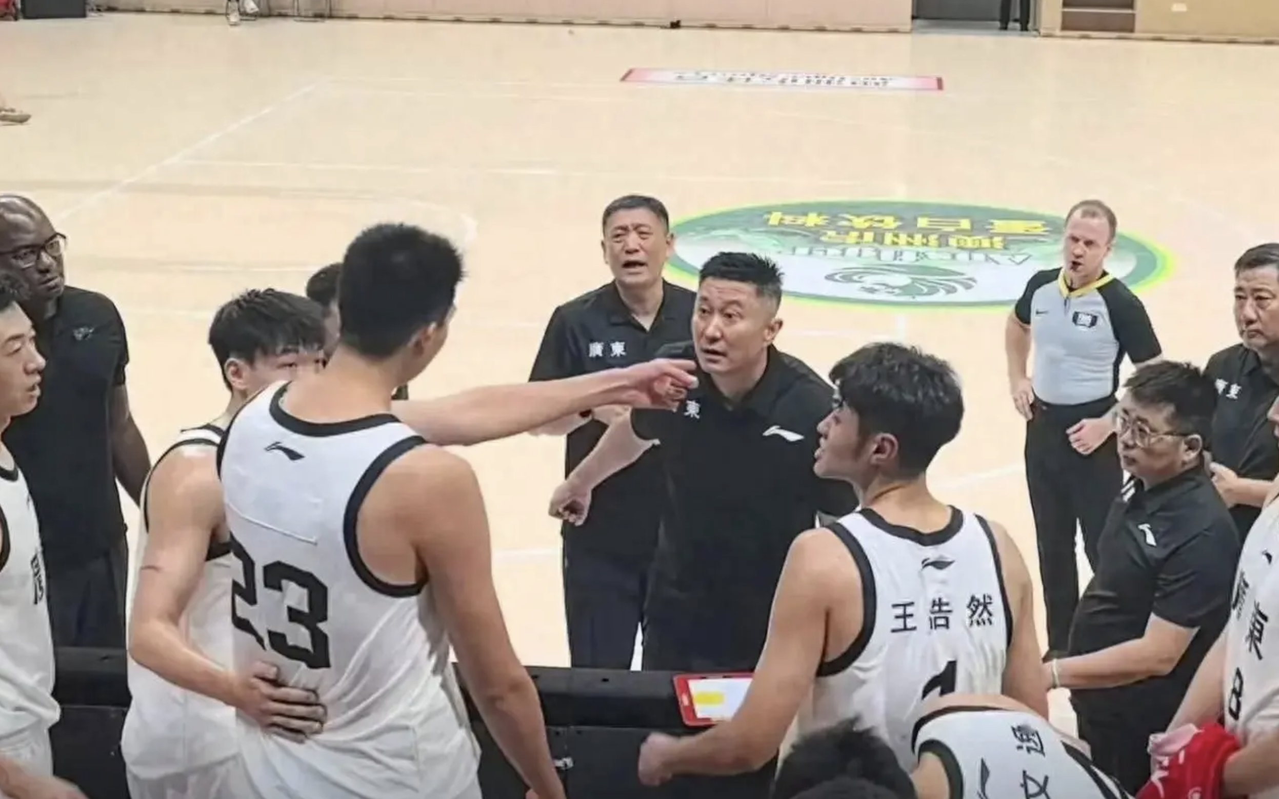 体坛快评|徐昕与杜锋“红脸”不是坏事，化解矛盾更要重聚人心