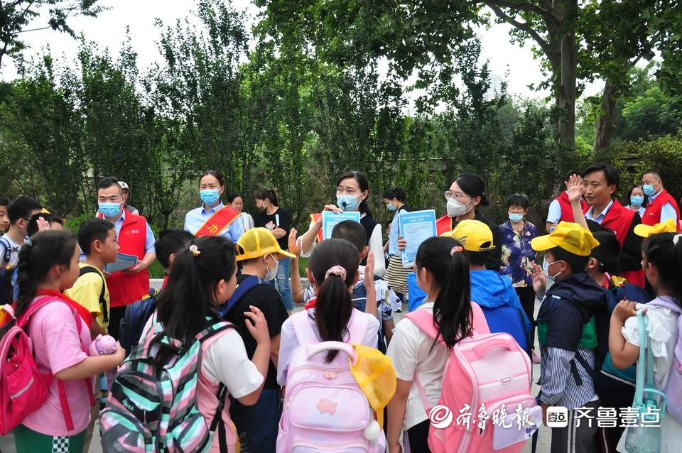 济南市文旅局图书馆党委：“三推进三实现”构建“双报到”新模式