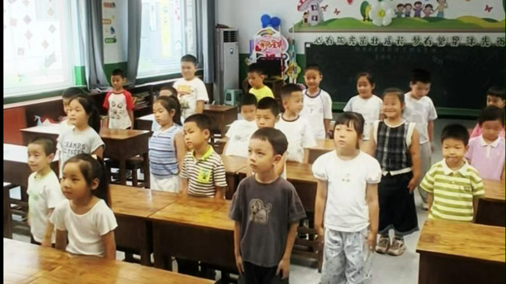 阳光外国语学校老师带领准新生重温重答“爱国三问”