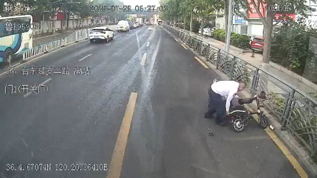 果然视频丨公交司机暖心救助摔倒老人，老人敬礼致谢