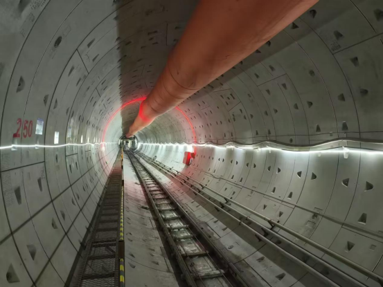 青岛地铁多条线路建设传捷报，多区间贯通车站封顶