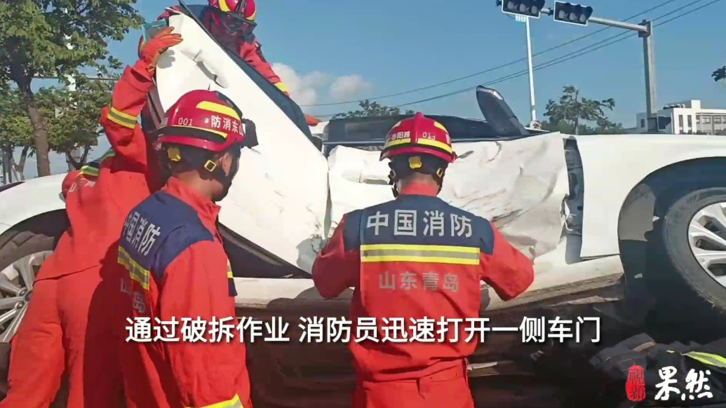 果然视频|两轿车相撞致一人被困，众人合力施救