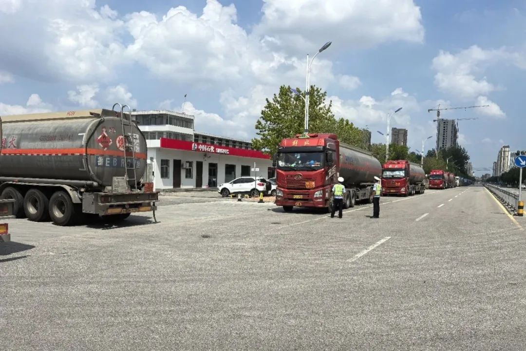 “走访+整治”双管齐下！直属一大队重拳整治危化品车辆违停现象