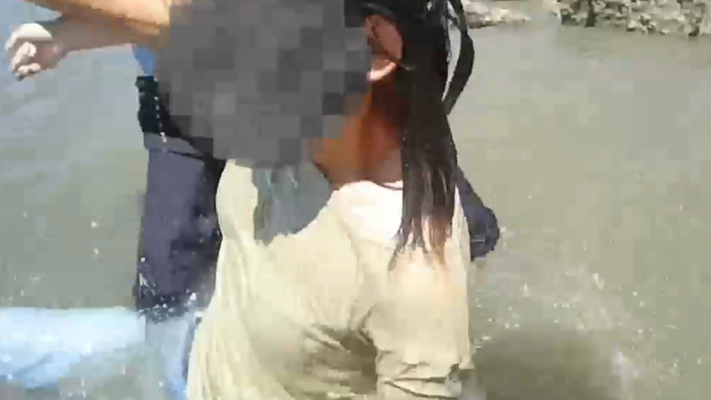 果然视频｜心情不好，女子欲跳海轻生，民警冲入水中将其拖上岸