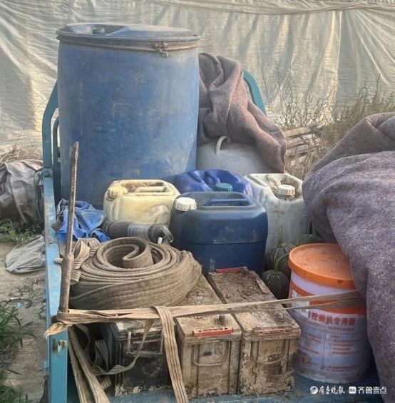 白天踩点晚上行动，满满一车农具，全是他偷来的！