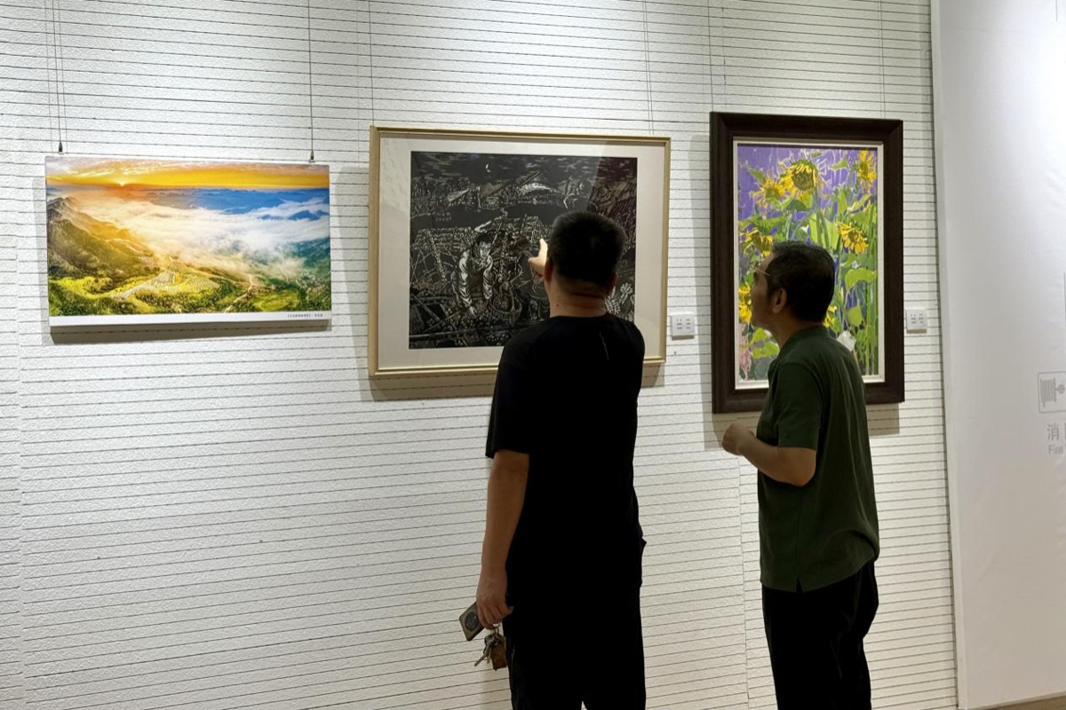 图集｜丹青铸魂，铭史前行！百余件书画摄影作品彰显军民鱼水情深