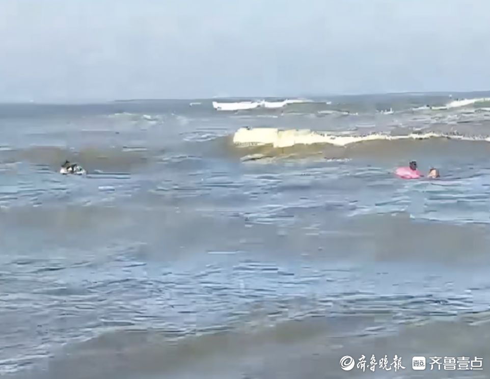 凡人歌·青岛故事丨离岸流中勇救落水者，两名警校毕业生紧急救援